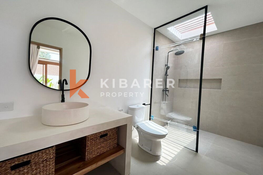 Wonderful Three Bedroom Enclosed Livingroom Mediterranean Villa in Pererenan — image 12