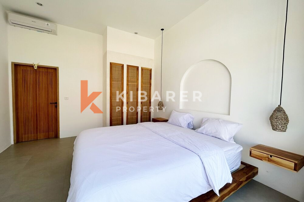 Wonderful Three Bedroom Enclosed Livingroom Mediterranean Villa in Pererenan — image 13
