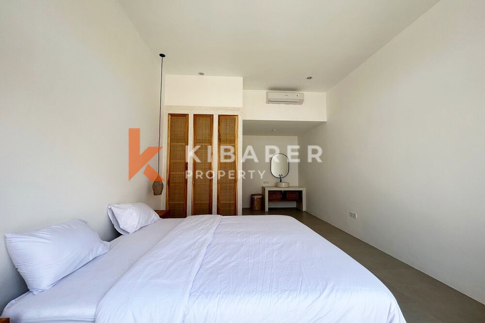 Wonderful Three Bedroom Enclosed Livingroom Mediterranean Villa in Pererenan — image 16