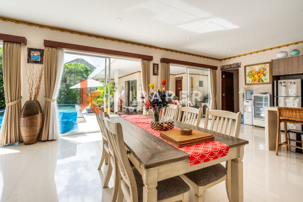 Beautiful Three-Bedroom Closed Living Room Villa in a Complex in Seminyak — image 8