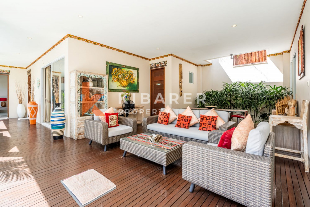 Beautiful Three-Bedroom Closed Living Room Villa in a Complex in Seminyak — image 4