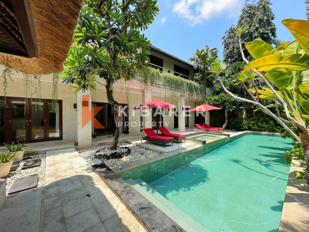Beautiful Three-Bedroom Enclosed Guest Villa in Prime Seminyak Area — image 11