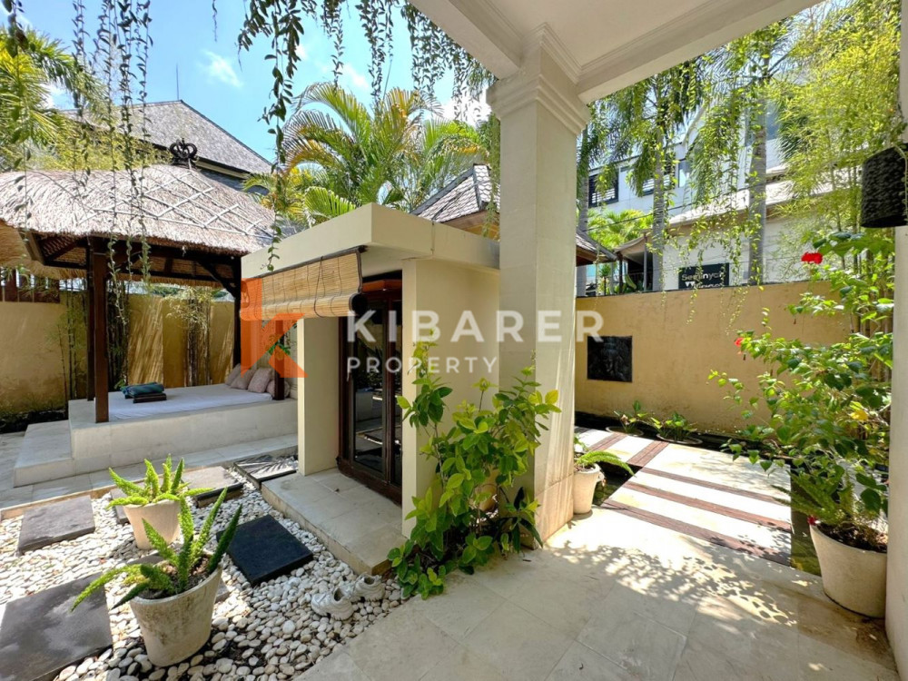 Beautiful Three-Bedroom Enclosed Guest Villa in Prime Seminyak Area — image 3