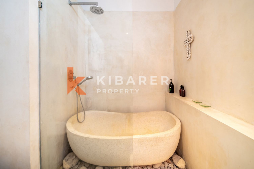 Beautiful Tropical Three-Bedroom Villa in Kerobokan — image 19