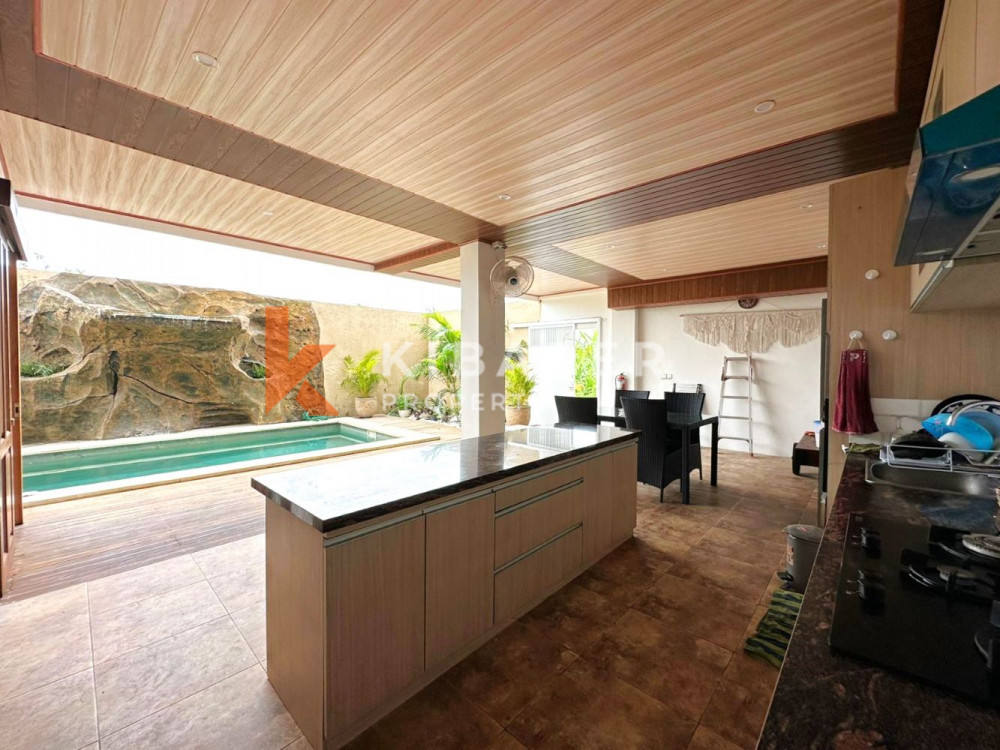 Wonderful Three Bedroom Enclosed Living Room Situated in Padonan — image 5