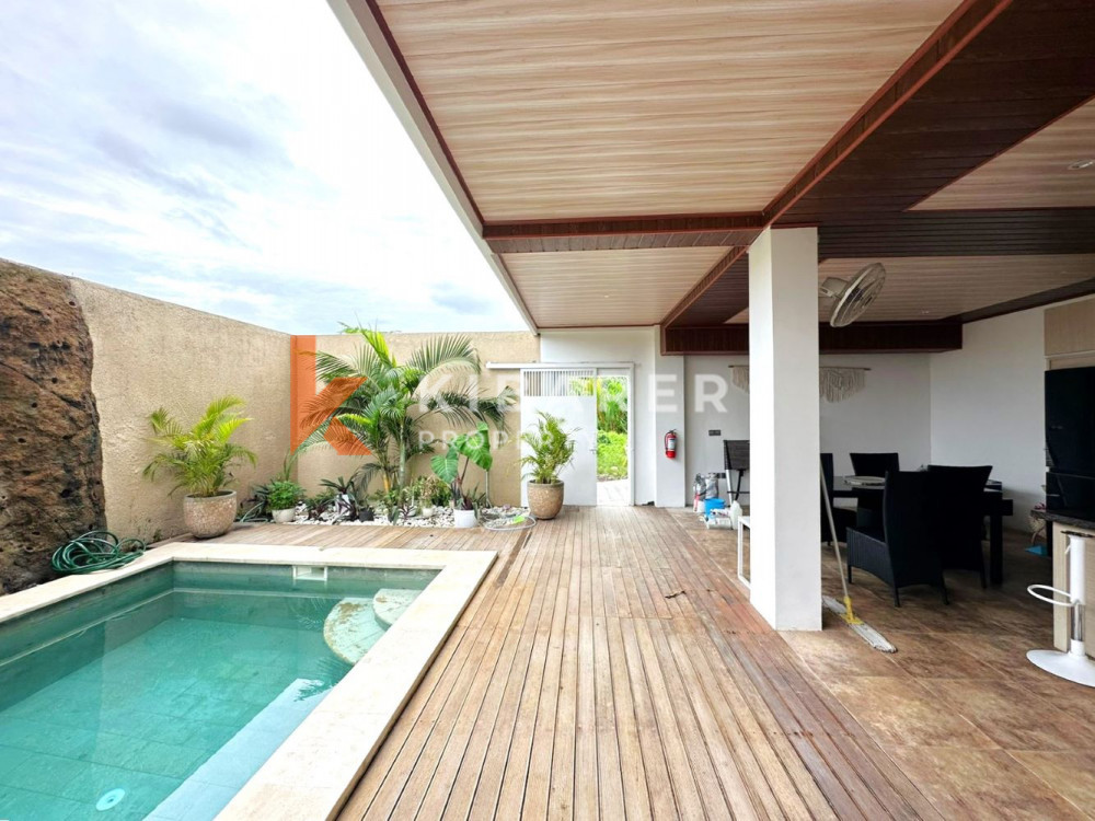Wonderful Three Bedroom Enclosed Living Room Situated in Padonan — image 3