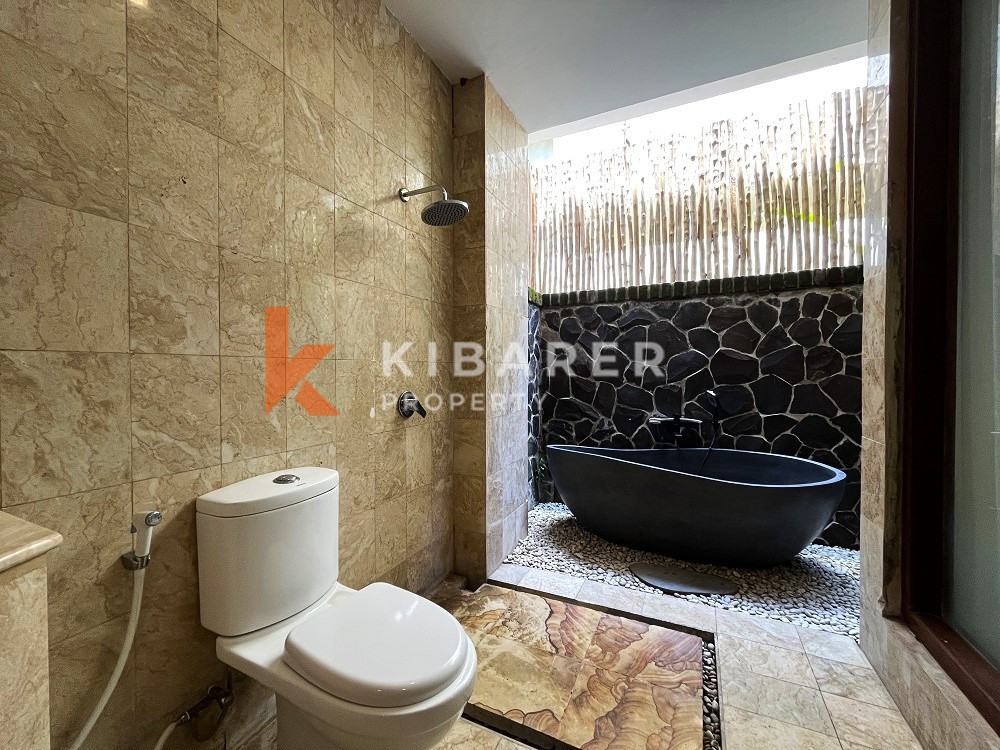 Classic Three Bedrooms Closed Living Wooden Villa In Perfect Location Of Berawa — image 15