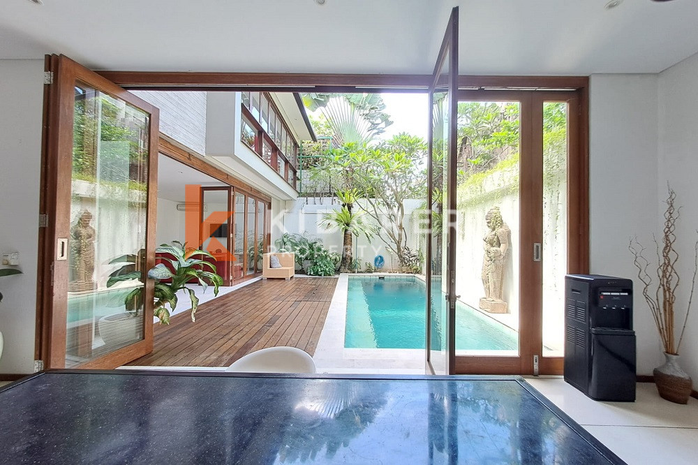 Four-Bedroom Villa with Adjustable Open-Closed Living Room Walking Distance to Beach in Berawa Area — image 5