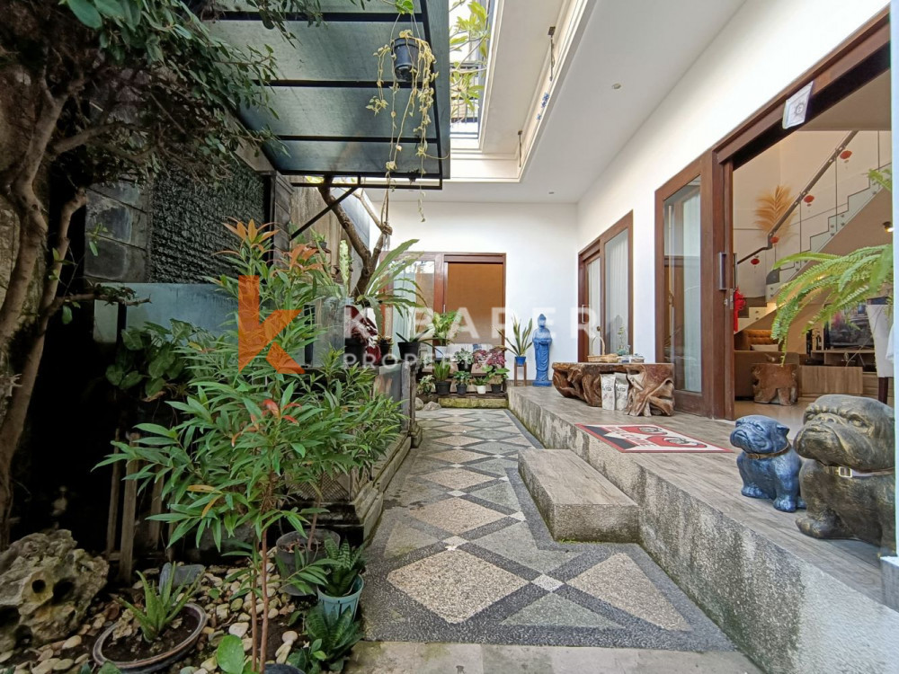 Three Bedroom Enclosed Living House in Denpasar — image 1