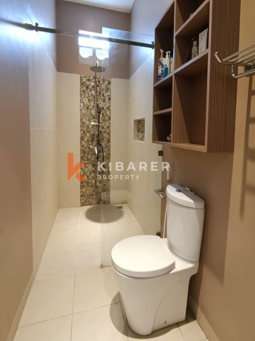 Three Bedroom Enclosed Living House in Denpasar — image 9