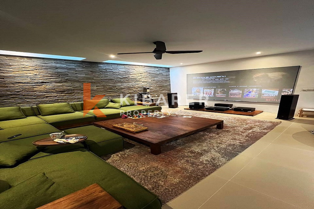 Exquisite Five-Bedroom Villa with Enclosed Living Room in the Tranquility of Umalas — image 8