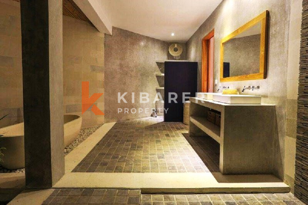 Exquisite Five-Bedroom Villa with Enclosed Living Room in the Tranquility of Umalas — image 12