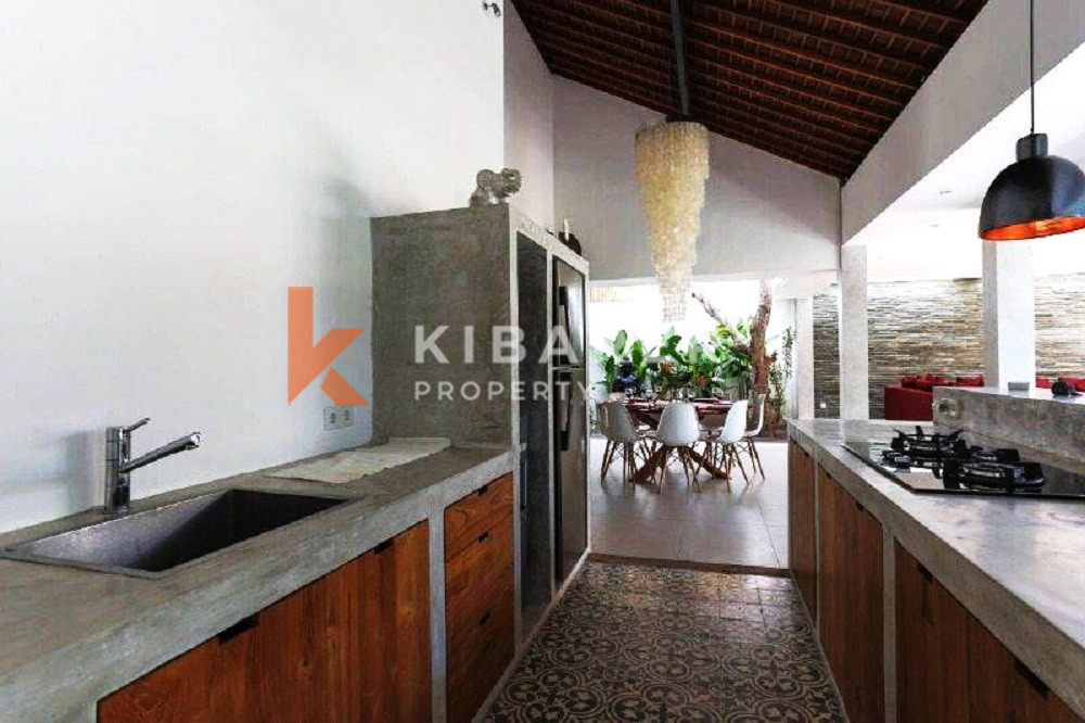 Exquisite Five-Bedroom Villa with Enclosed Living Room in the Tranquility of Umalas — image 17