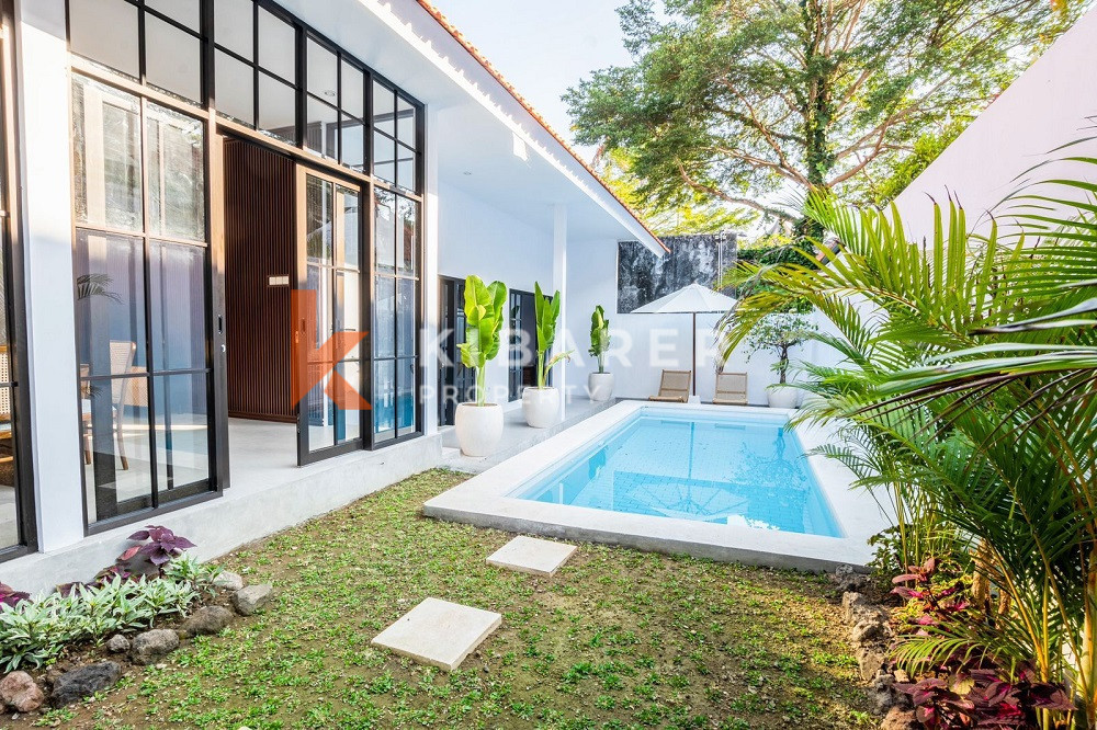 Charming Modern-Style Three-Bedrooms Enclosed Livingroom Villa Walking Distance to the Echo Beach — image 1