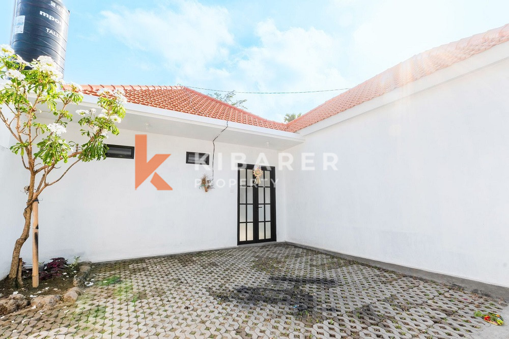 Charming Modern-Style Three-Bedrooms Enclosed Livingroom Villa Walking Distance to the Echo Beach — image 12
