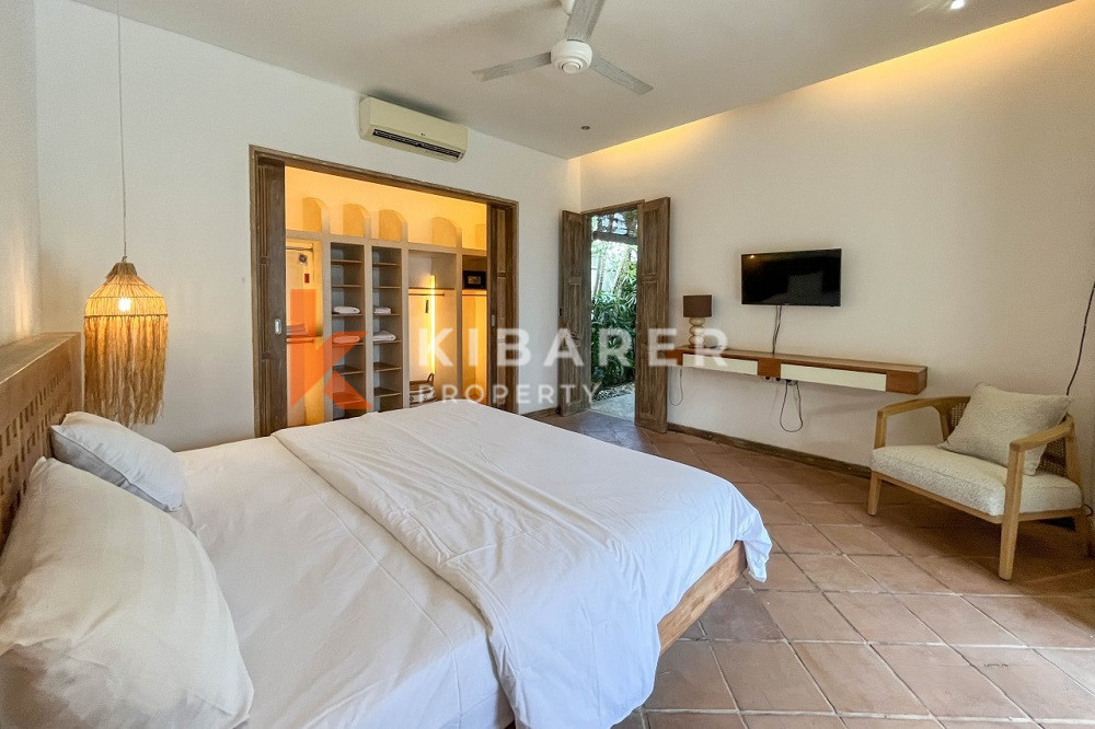Three-Bedroom Closed Living Room Villa for Relaxation Located in Kerobokan Area — image 9