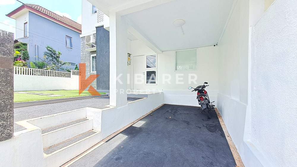 Spacious Elegant Five-Bedrooms House Enclosed Living Room Located in Elite Area Nusa Dua — image 7