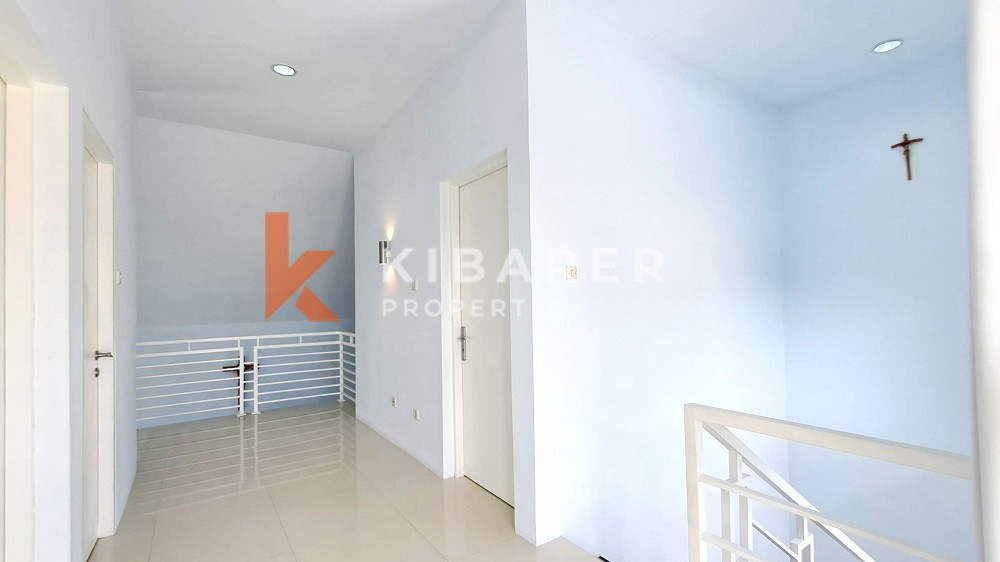 Spacious Elegant Five-Bedrooms House Enclosed Living Room Located in Elite Area Nusa Dua — image 16