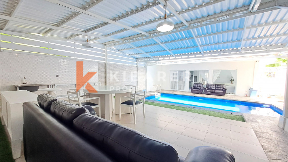 Spacious Elegant Five-Bedrooms House Enclosed Living Room Located in Elite Area Nusa Dua — image 5