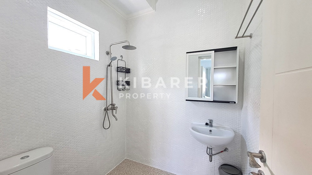 Spacious Elegant Five-Bedrooms House Enclosed Living Room Located in Elite Area Nusa Dua — image 19