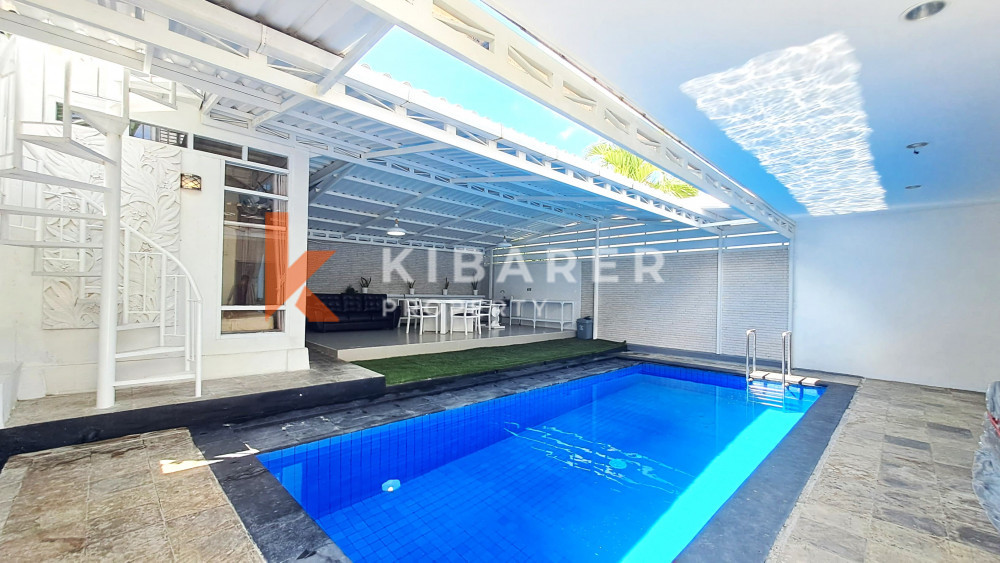 Spacious Elegant Five-Bedrooms House Enclosed Living Room Located in Elite Area Nusa Dua — image 2