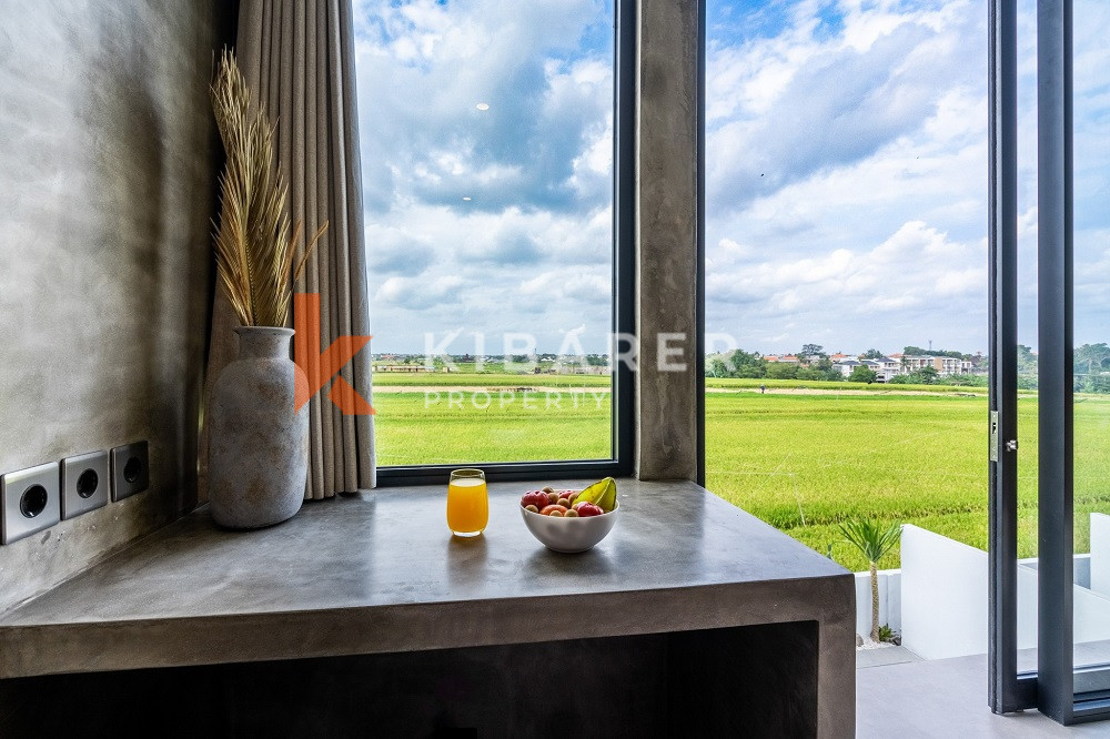 Modern Fully Furnished One-Bedroom Loft Enclosed Living in Pererenan Area — image 11