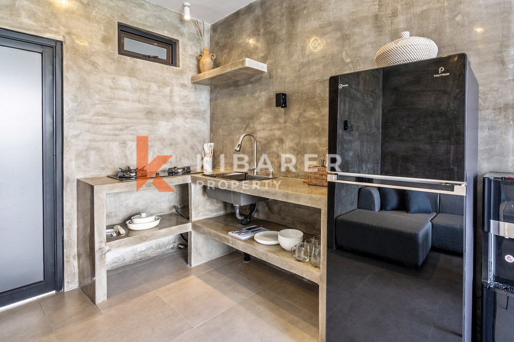 Modern Fully Furnished One-Bedroom Loft Enclosed Living in Pererenan Area — image 7