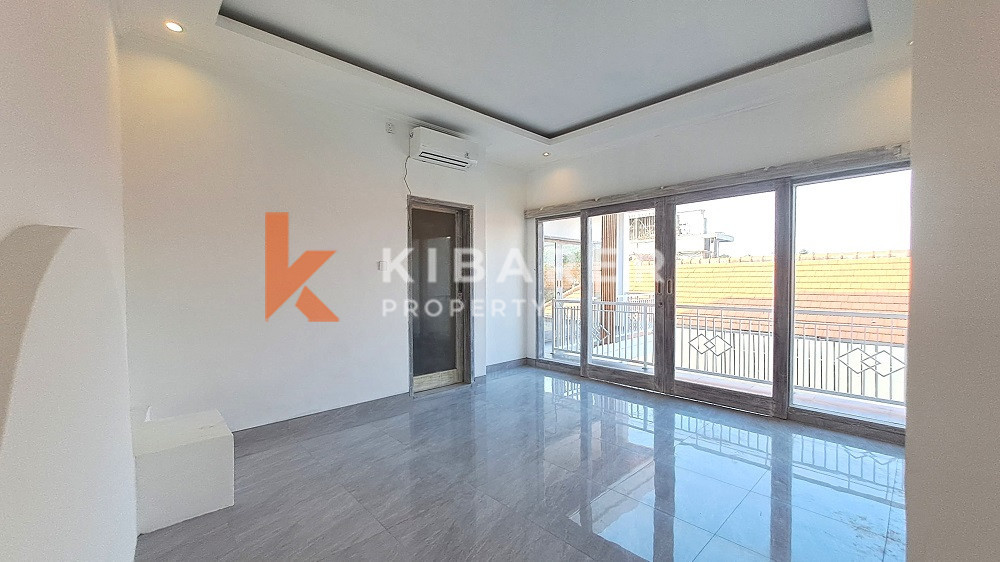 Unfurnished Three Bedroom Enclosed Living Villa Located in Canggu Area — image 14