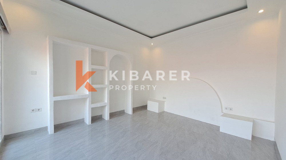 Unfurnished Three Bedroom Enclosed Living Villa Located in Canggu Area — image 13