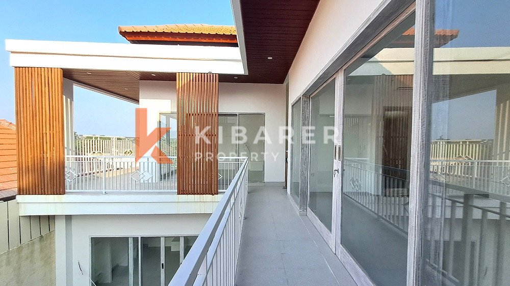 Unfurnished Three Bedroom Enclosed Living Villa with Balcony Located in Canggu Area — image 7