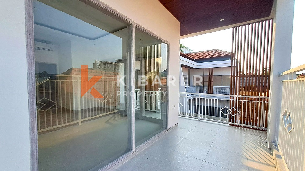 Unfurnished Three Bedroom Enclosed Living Villa with Balcony Located in Canggu Area — image 11