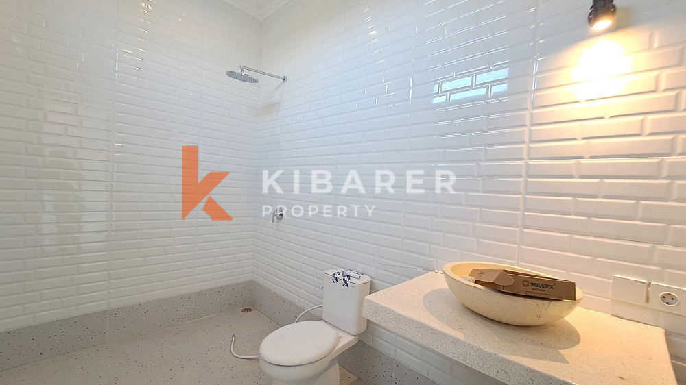 Unfurnished Three Bedroom Enclosed Living Villa with Balcony Located in Canggu Area — image 5