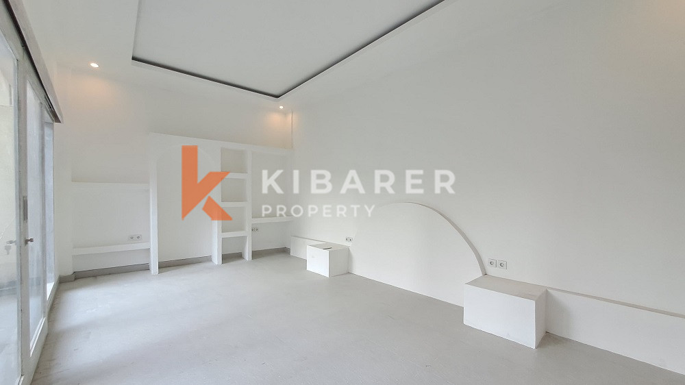 Unfurnished Three Bedroom Enclosed Living Villa with Balcony Located in Canggu Area — image 14