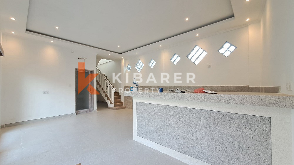 Unfurnished Three Bedroom Enclosed Living Villa with Balcony Located in Canggu Area — image 3