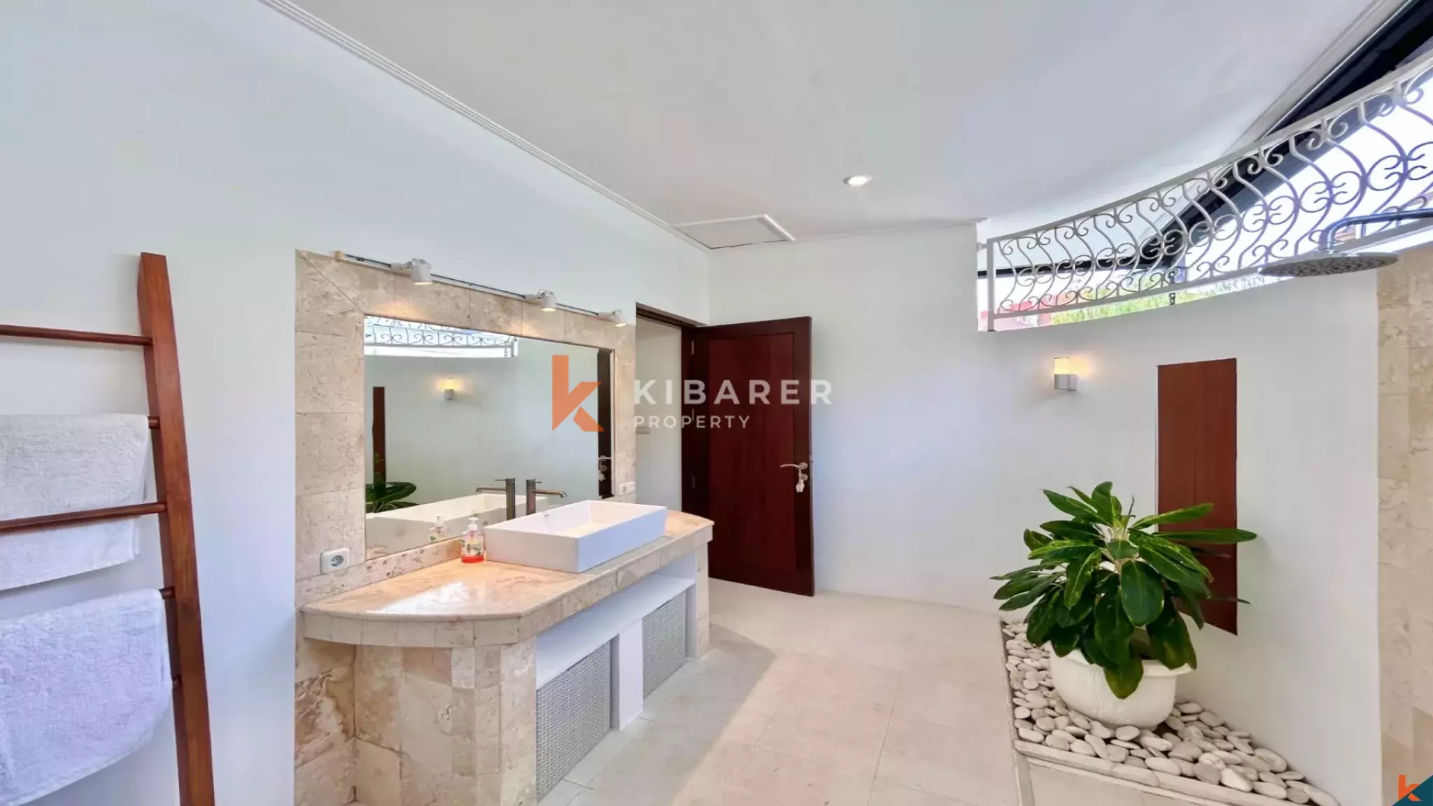 Charming Three-Bedroom Private Villa in Berawa — image 13