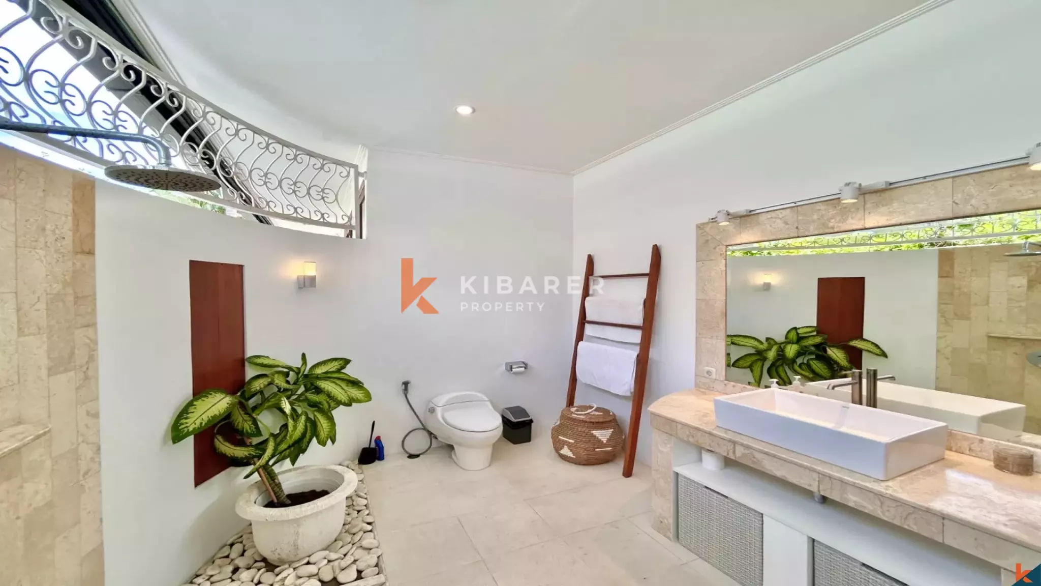 Charming Three-Bedroom Private Villa in Berawa — image 14