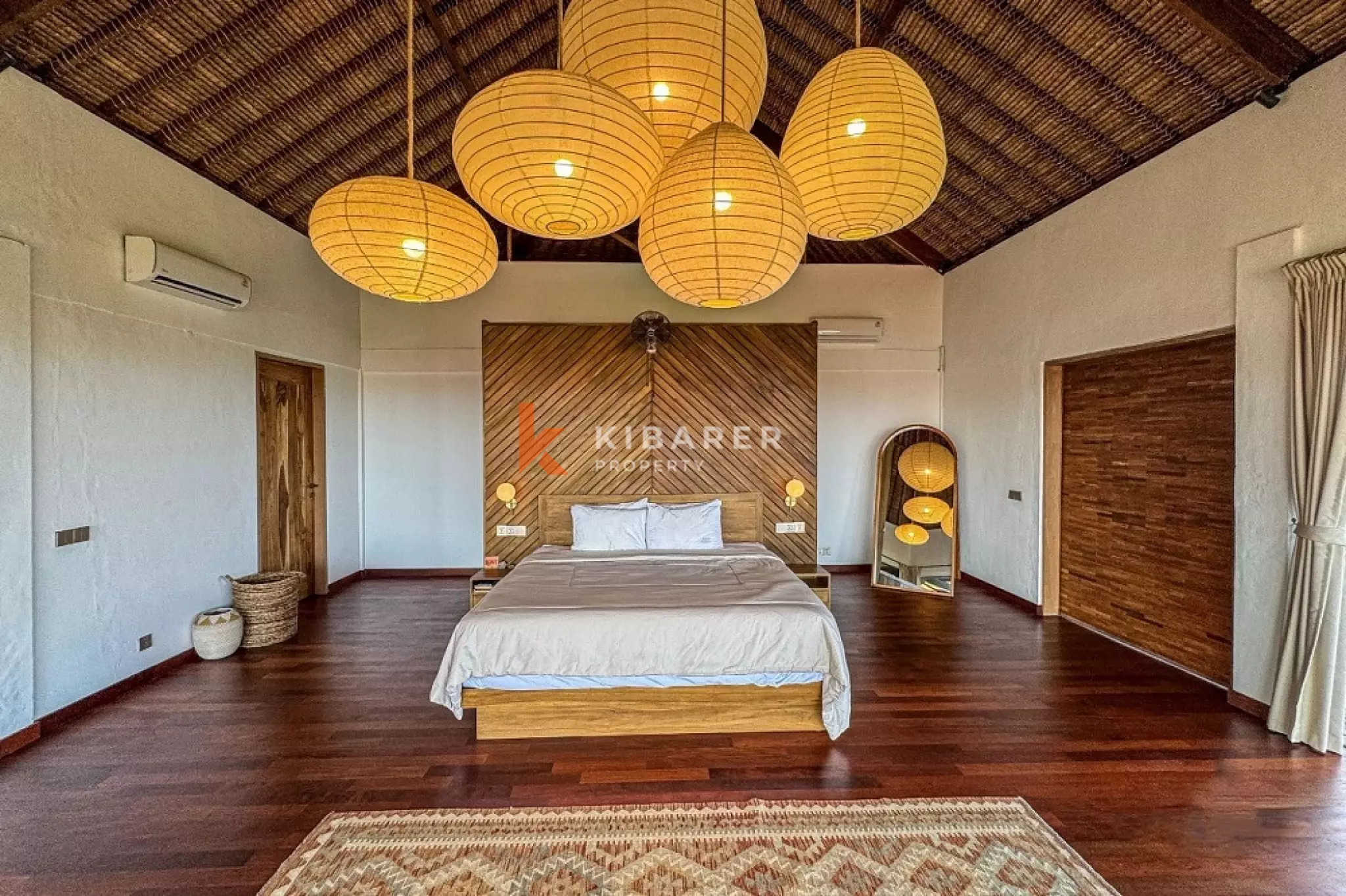 Tropical Haven, Spacious Villa with Five Bedrooms and Two Additional Bedrooms in Central Kerobokan — image 10