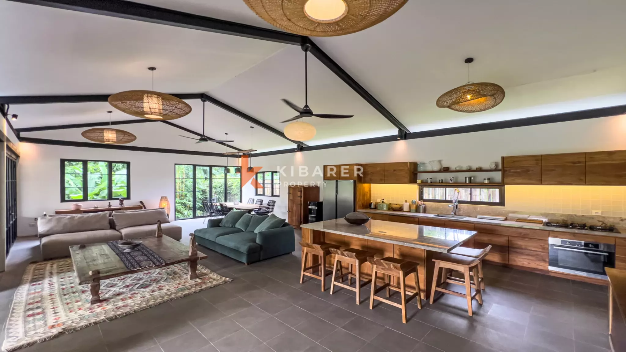 Elegant Four-Bedroom Villa with Enclosed Living Room, Pool & Lush Garden — image 9