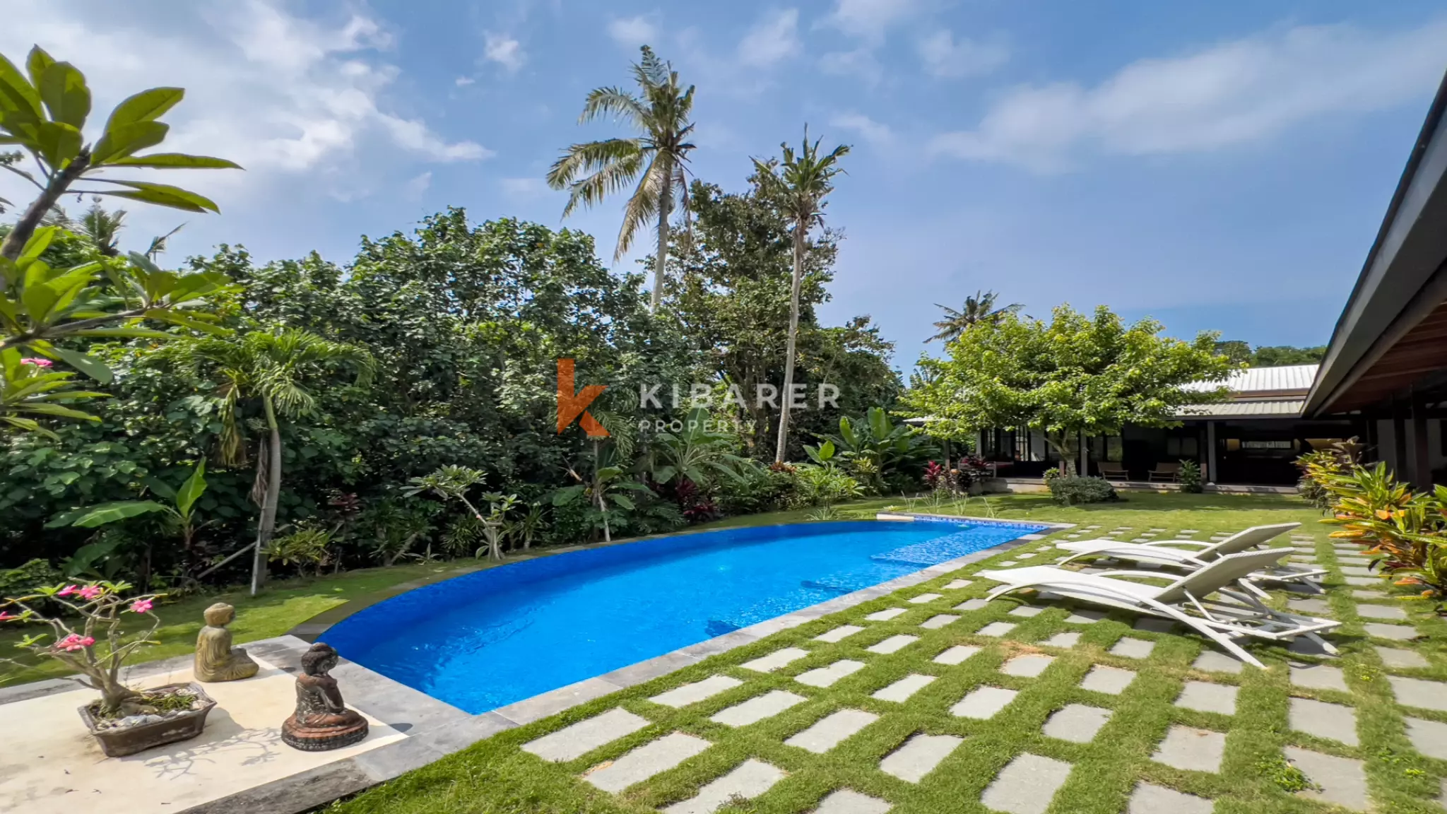 Elegant Four-Bedroom Villa with Enclosed Living Room, Pool & Lush Garden — image 2