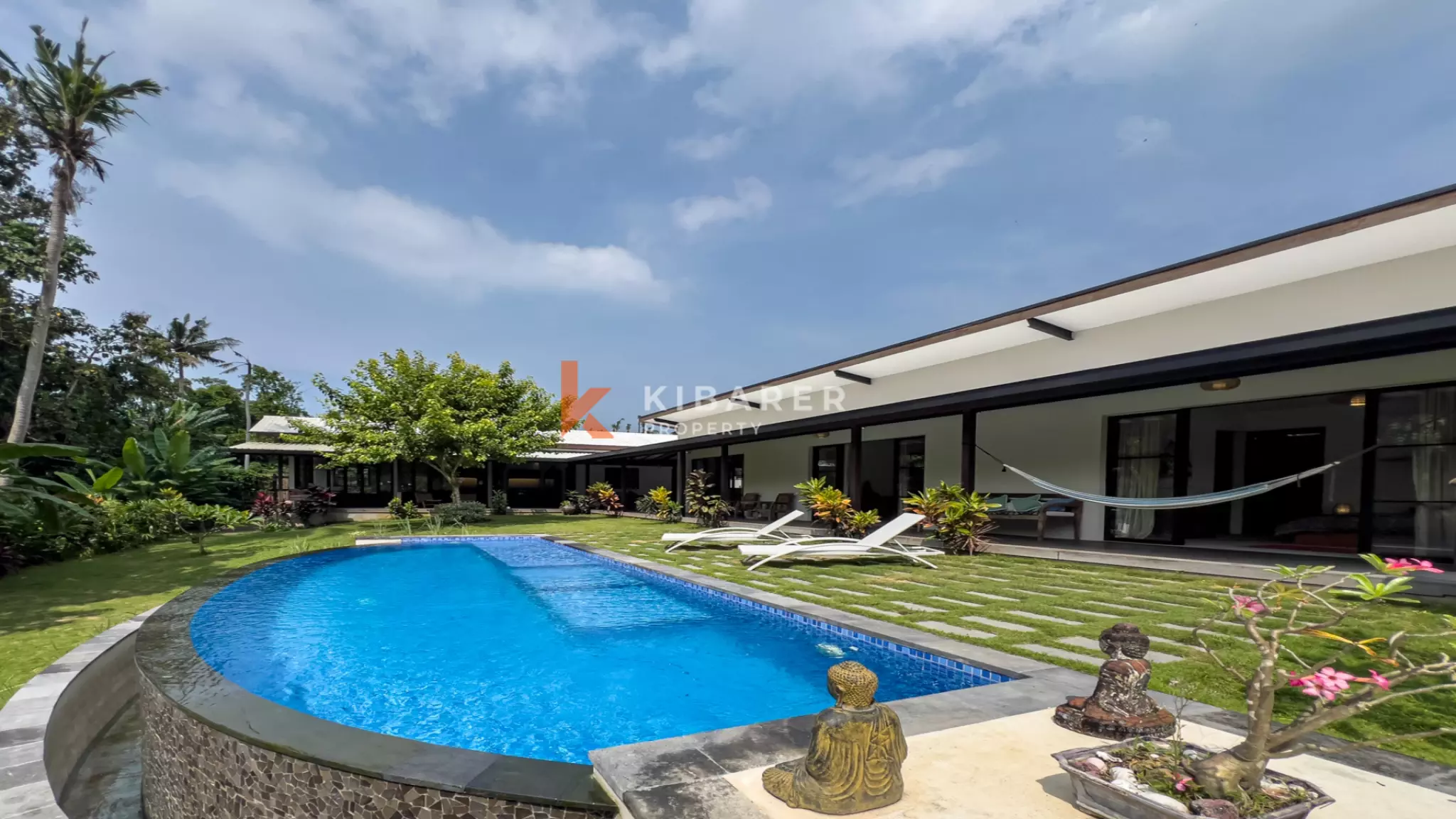 Elegant Four-Bedroom Villa with Enclosed Living Room, Pool & Lush Garden — image 4