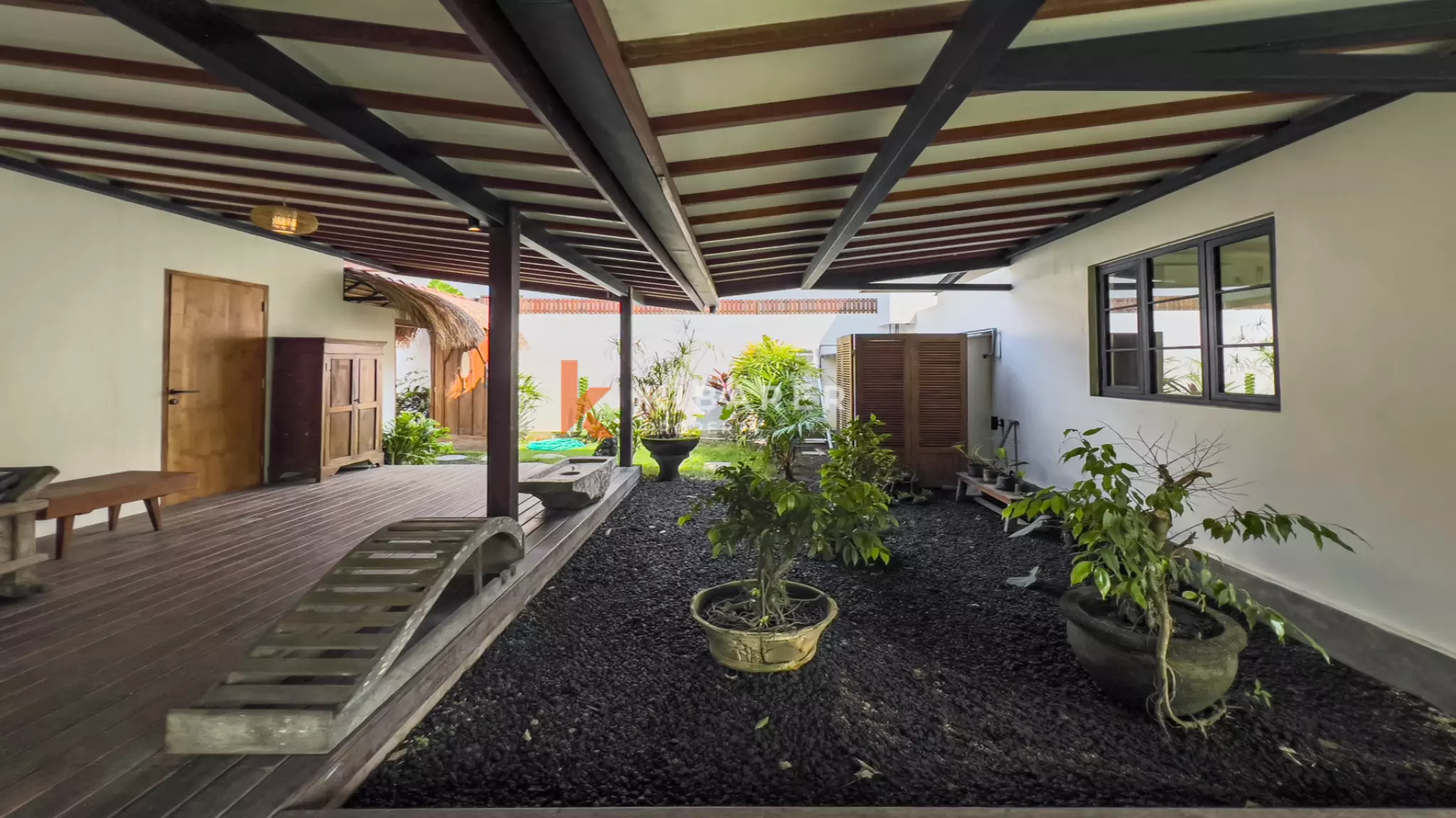 Elegant Four-Bedroom Villa with Enclosed Living Room, Pool & Lush Garden — image 7