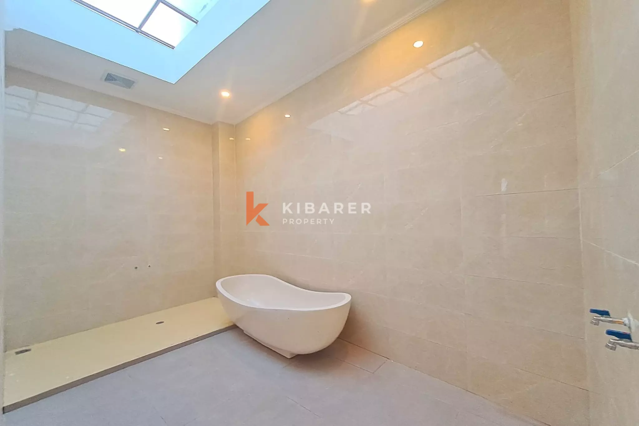 Spacious Modern Canvas Two-Bedrooms Enclosed Living in Kerobokan — image 8
