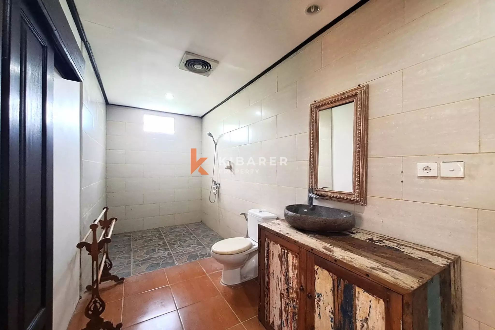 Cozy Two-Bedroom Villa with Rooftop Gazebo in Babakan Canggu — image 7