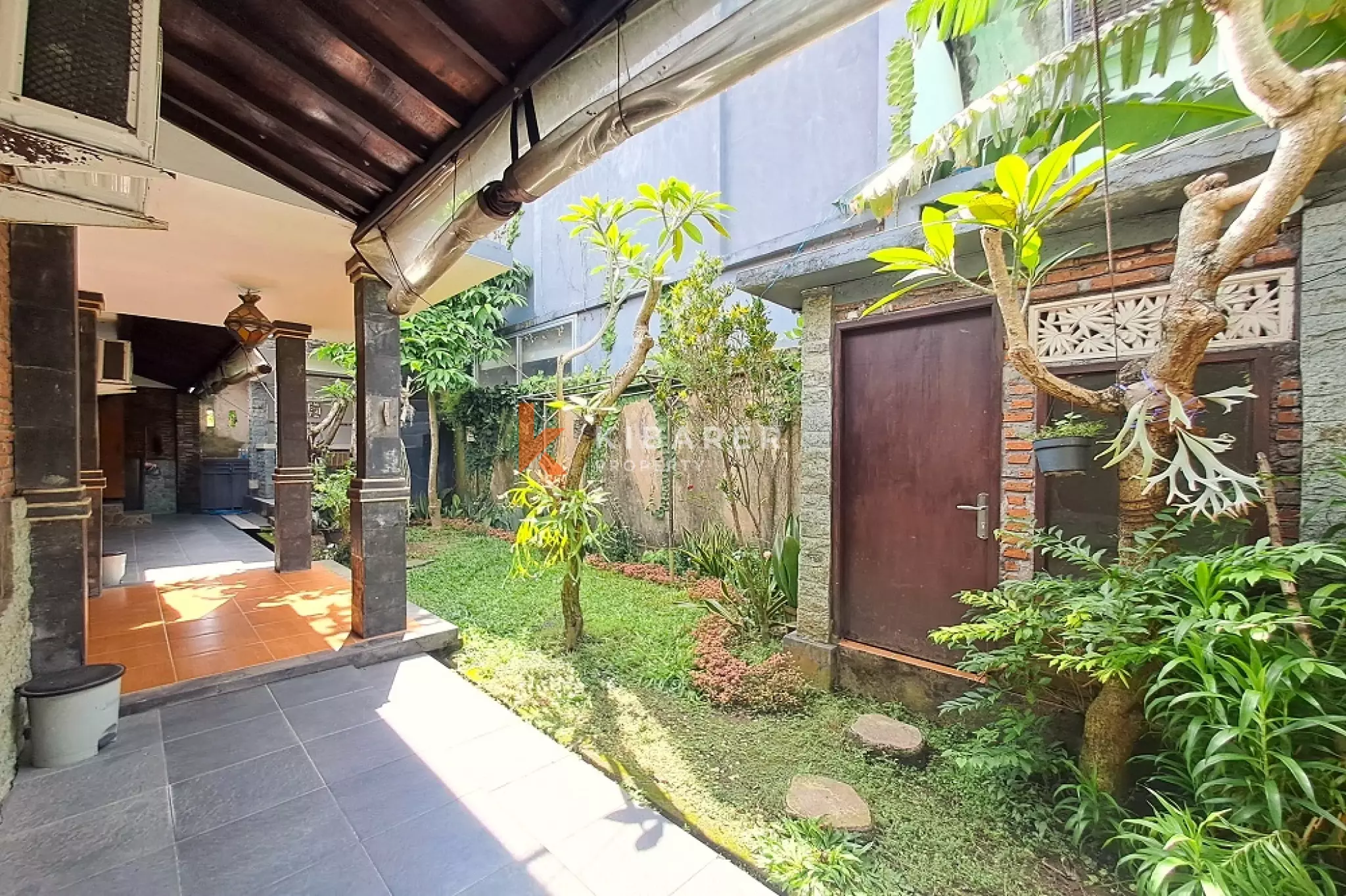 Cozy Two-Bedroom Villa with Rooftop Gazebo in Babakan Canggu — image 3