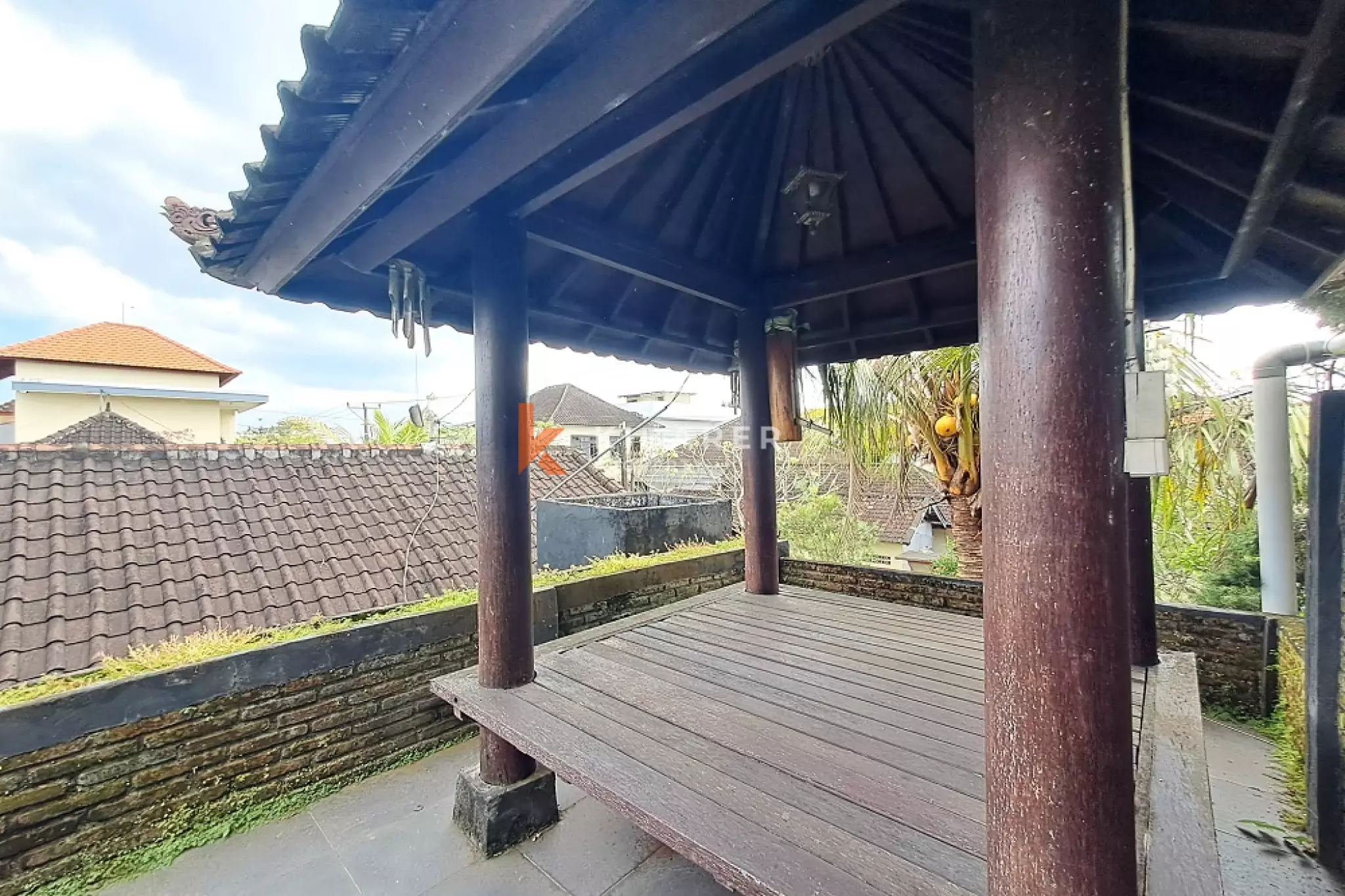 Cozy Two-Bedroom Villa with Rooftop Gazebo in Babakan Canggu — image 9
