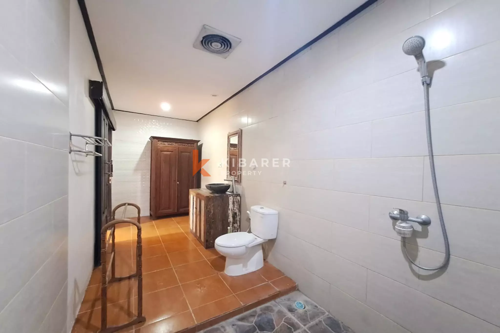 Cozy Two-Bedroom Villa with Rooftop Gazebo in Babakan Canggu — image 12