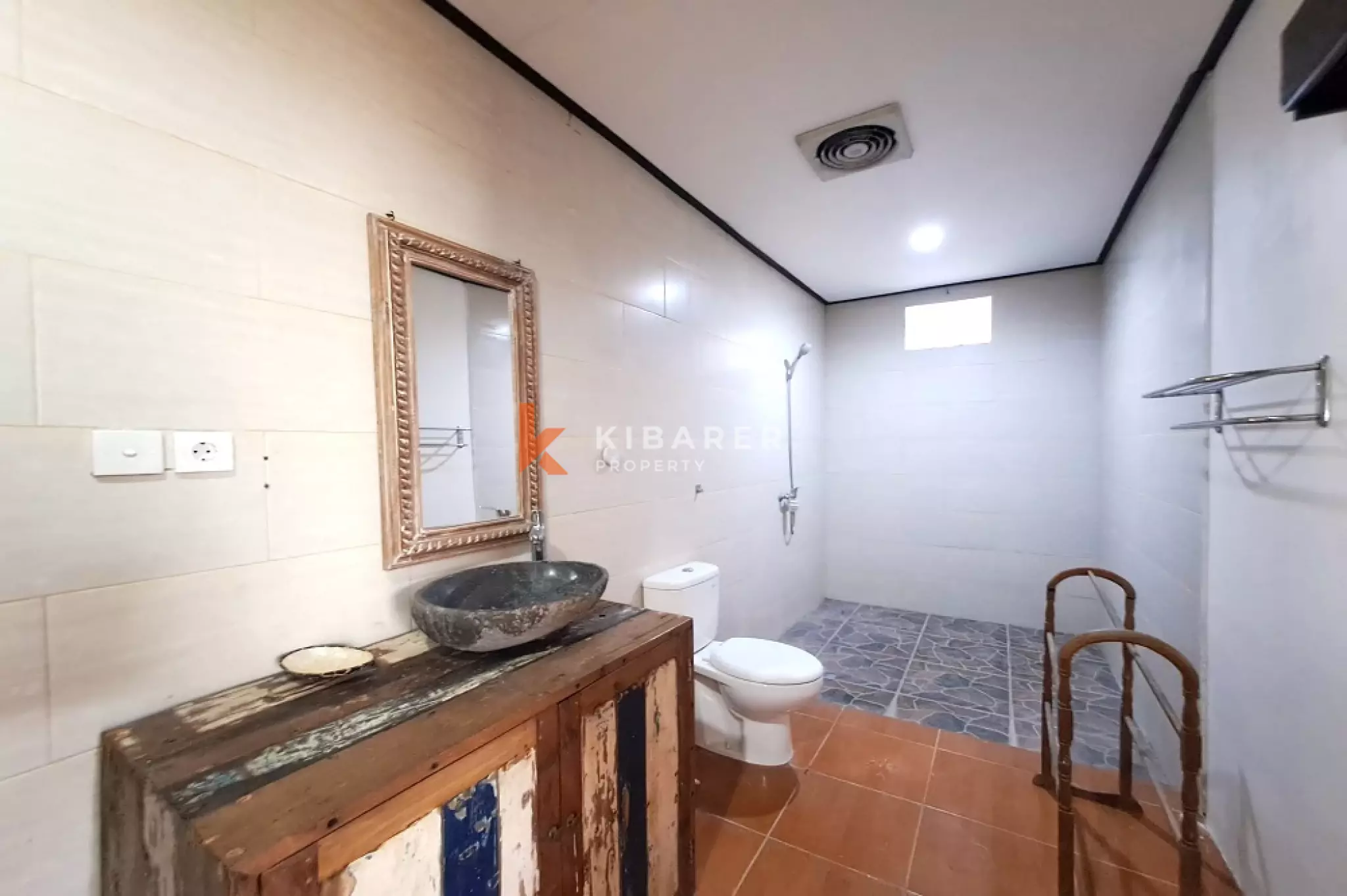 Cozy Two-Bedroom Villa with Rooftop Gazebo in Babakan Canggu — image 13