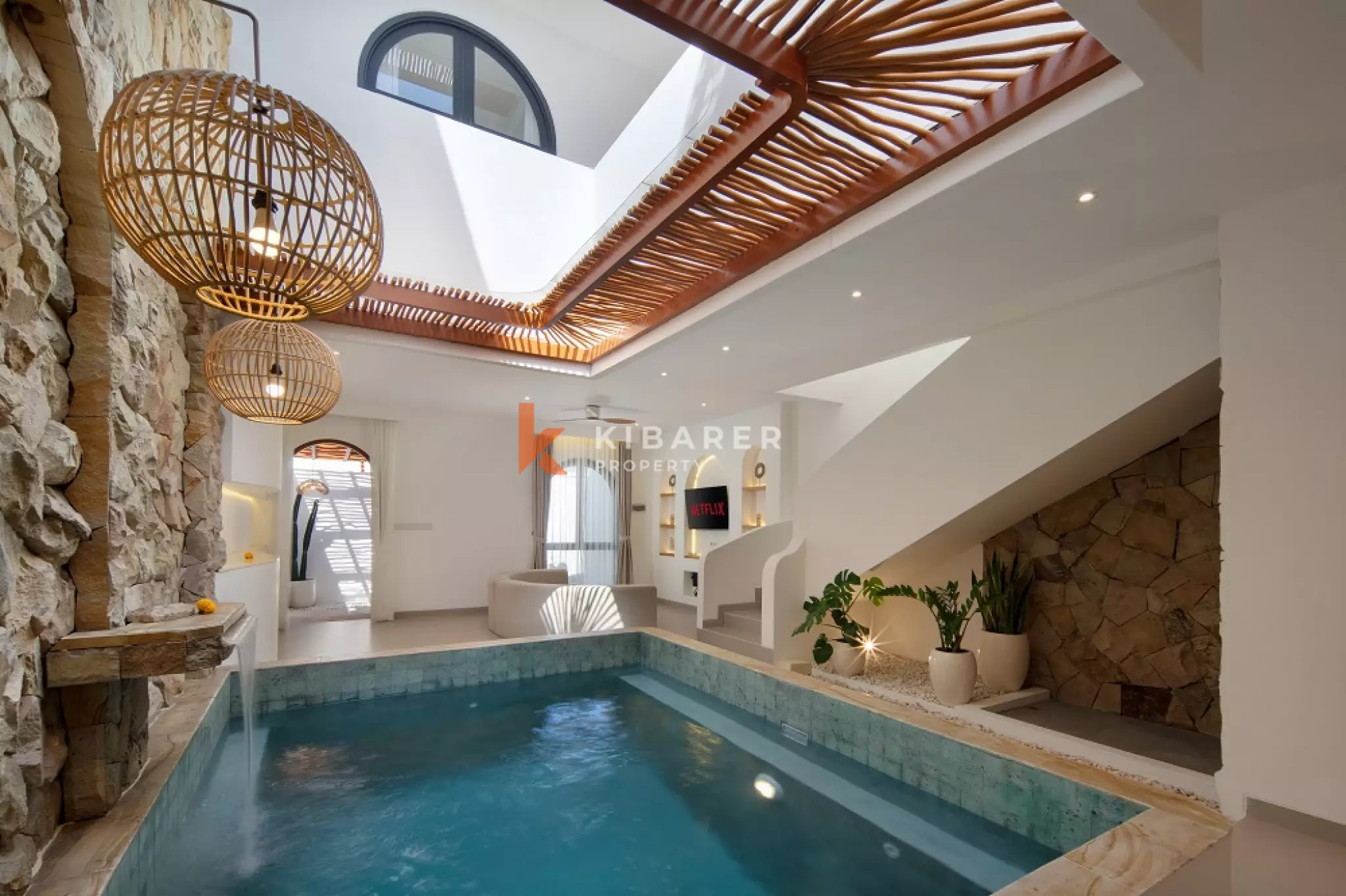 Chic Indoor Pool Two-Bedrooms Villa in Berawa — image 2