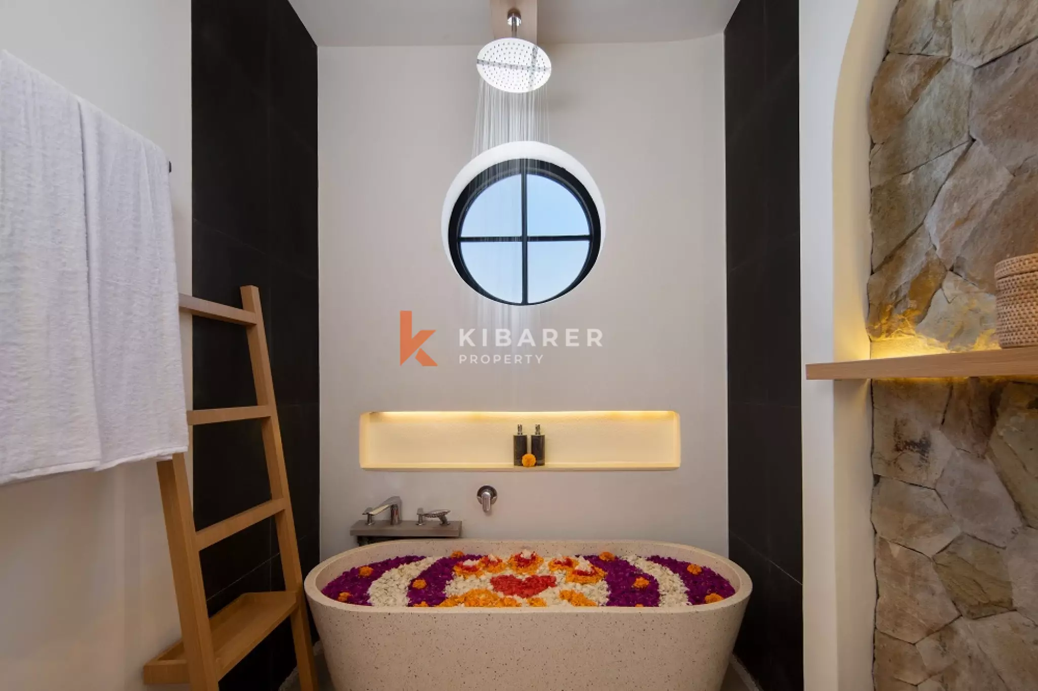Chic Indoor Pool Two-Bedrooms Villa in Berawa — image 10