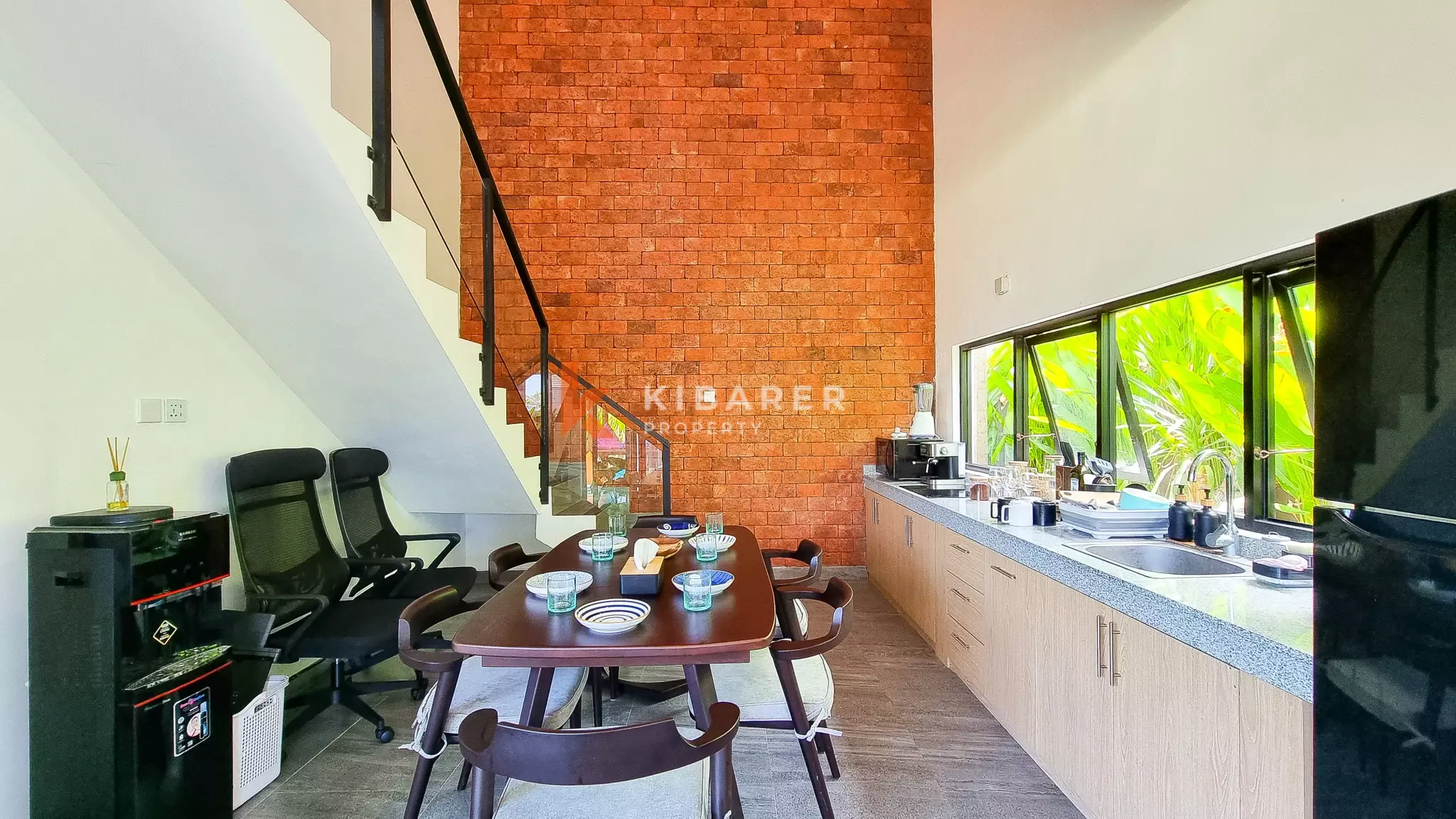Contemporary Three-Bedroom Villa with Dedicated Remote Workspace in Umalas — image 9